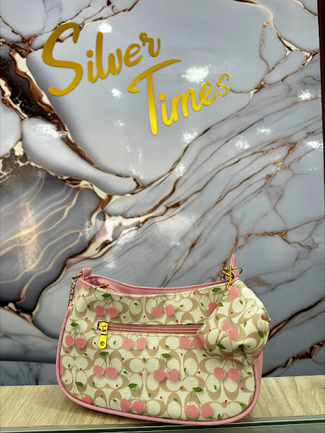 BOLSO TIPO CARTERA DE MANO CEREZA ROSA